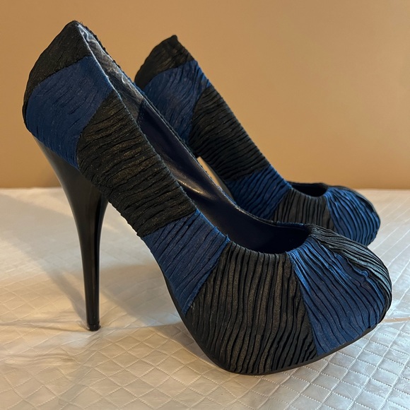 Lady Luxe Blue & Black Stilettos Size 8 Heel 6” - Picture 2 of 10